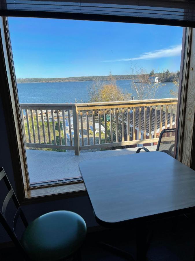 Aurora Bayside Inn Йеллоунайф Экстерьер фото