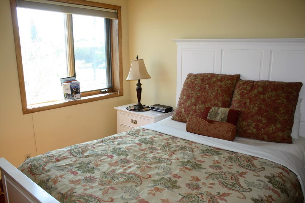 Aurora Bayside Inn Йеллоунайф Номер фото